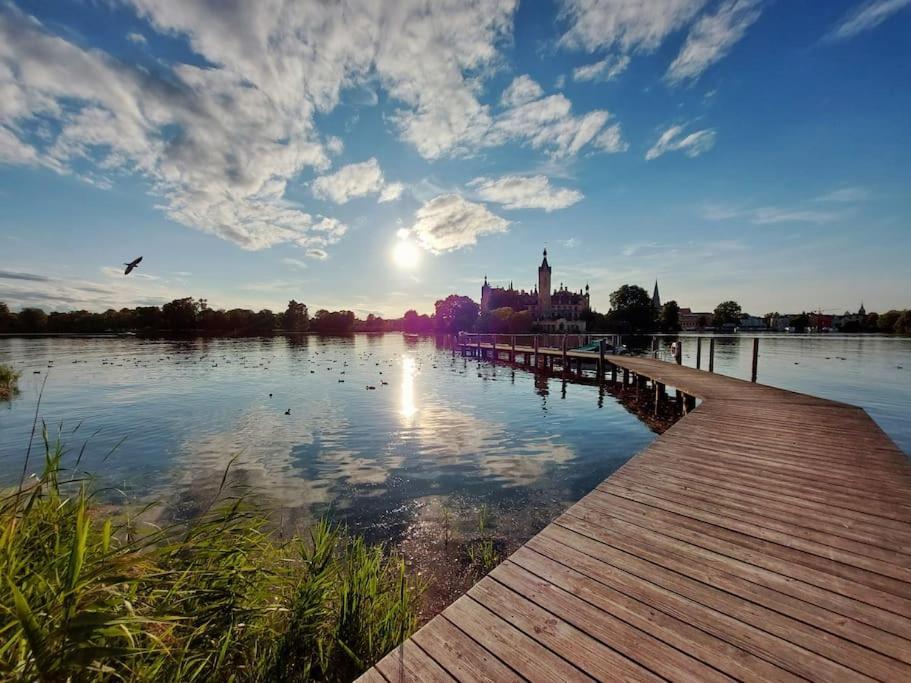 Zentrale Ferienwohnung - Direkt Am See Und Schloss Schwerin  Exterior photo